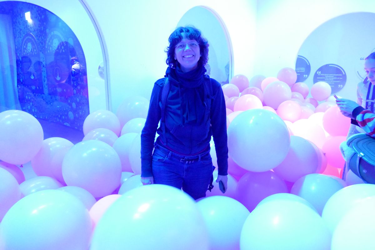 Anika. Im Hintergrund sind Ballons.