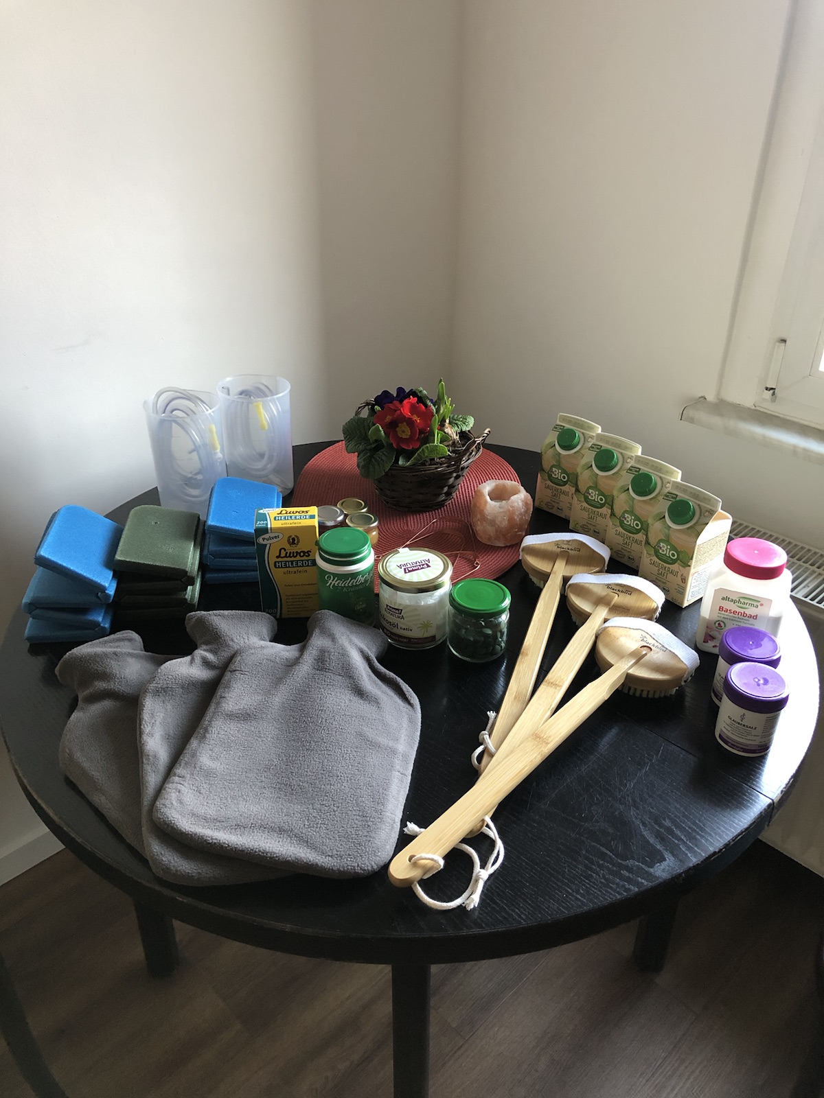 Tisch mit vielen Utensilien fürs Fstenwandern