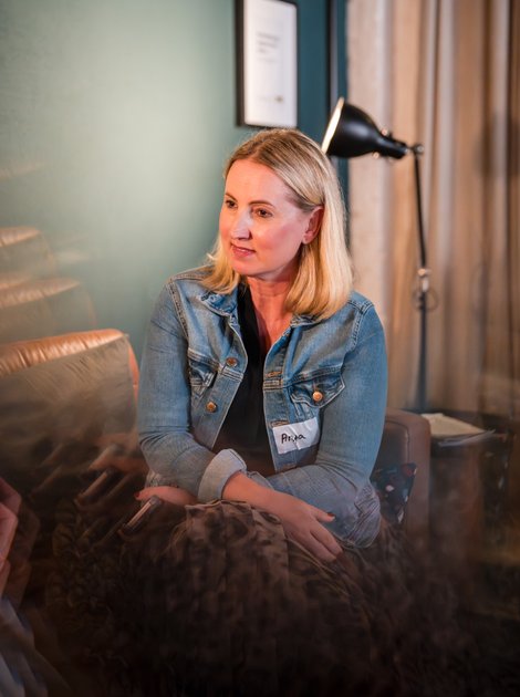 Foto von Anja Stübs in einer Gesprächssituation  Foto von Anja Stübs in einer Gesprächssituation