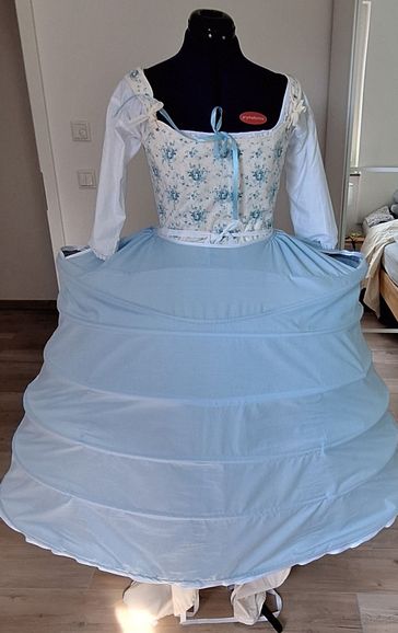 Schnürbrust, Chemise und Pannier