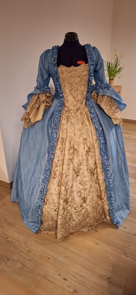 Robe A la Francaise in himmelblau und goldener Spitze