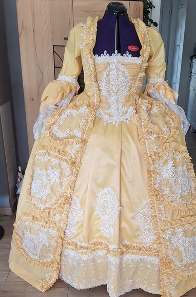 Robe a la Francaise in sonnengelb