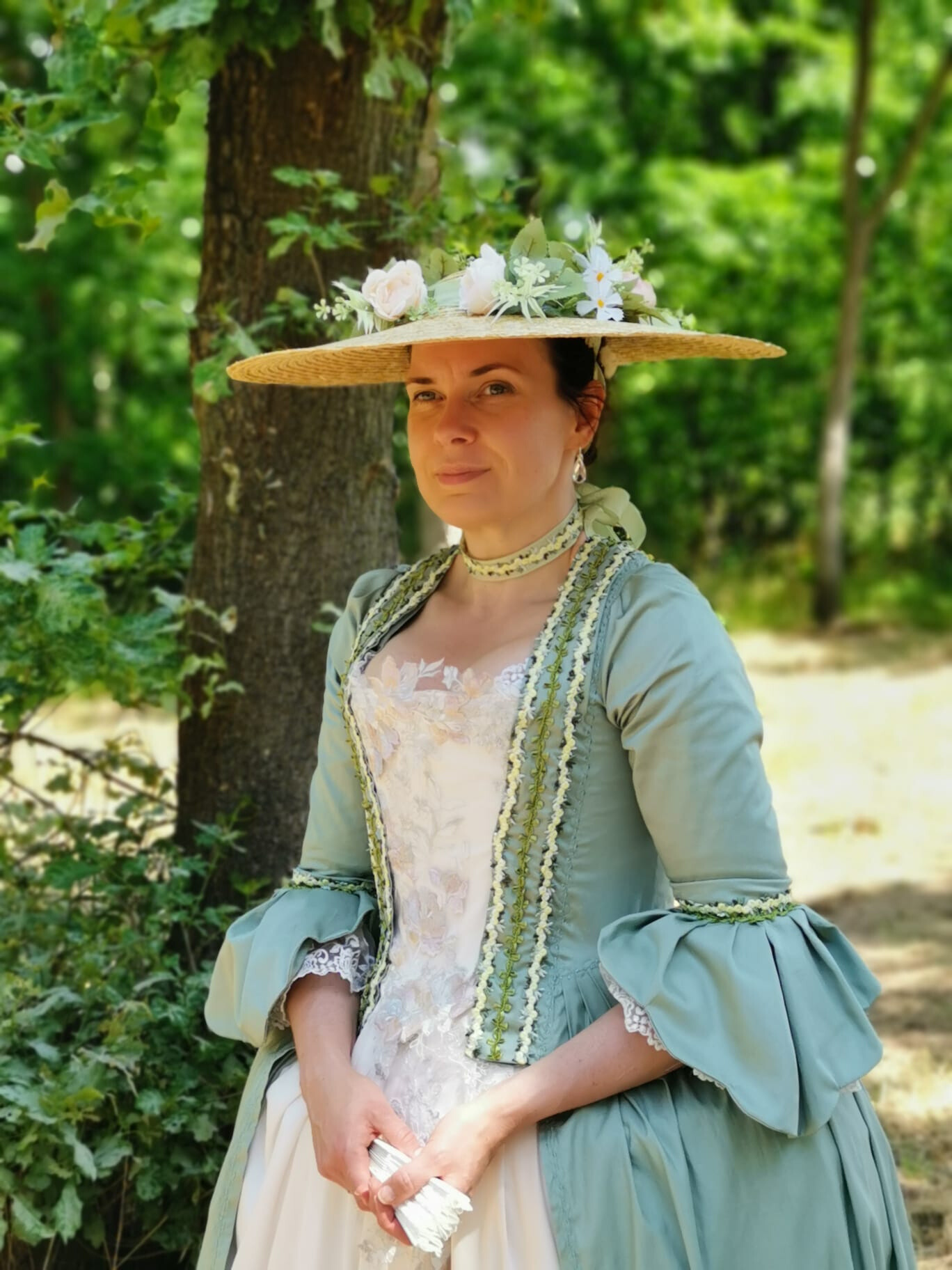 Hände die Stoff für ein historisches Kleid drapieren