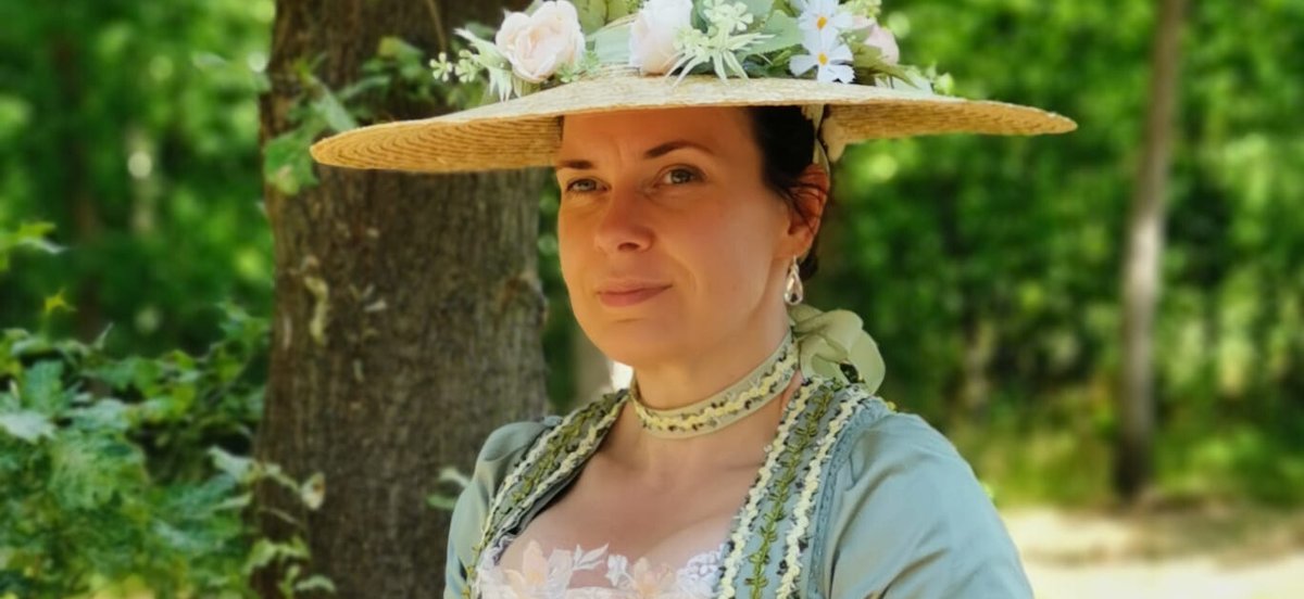 Hände die Stoff für ein historisches Kleid drapieren Hände die Stoff für ein historisches Kleid drapieren