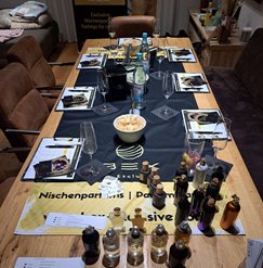 Fertig aufgebautes Duft Tasting mit Nischendüften Fertig aufgebautes Duft Tasting mit Nischendüften
