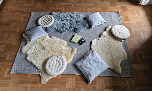 Achtsam - Gedanken schweifen lassen - Nathalie Niederwolfsgruber von hinten - Natur - Wasser - Meditation - Neuseeland Achtsam - Gedanken schweifen lassen - Nathalie Niederwolfsgruber von hinten - Natur - Wasser - Meditation - Neuseeland