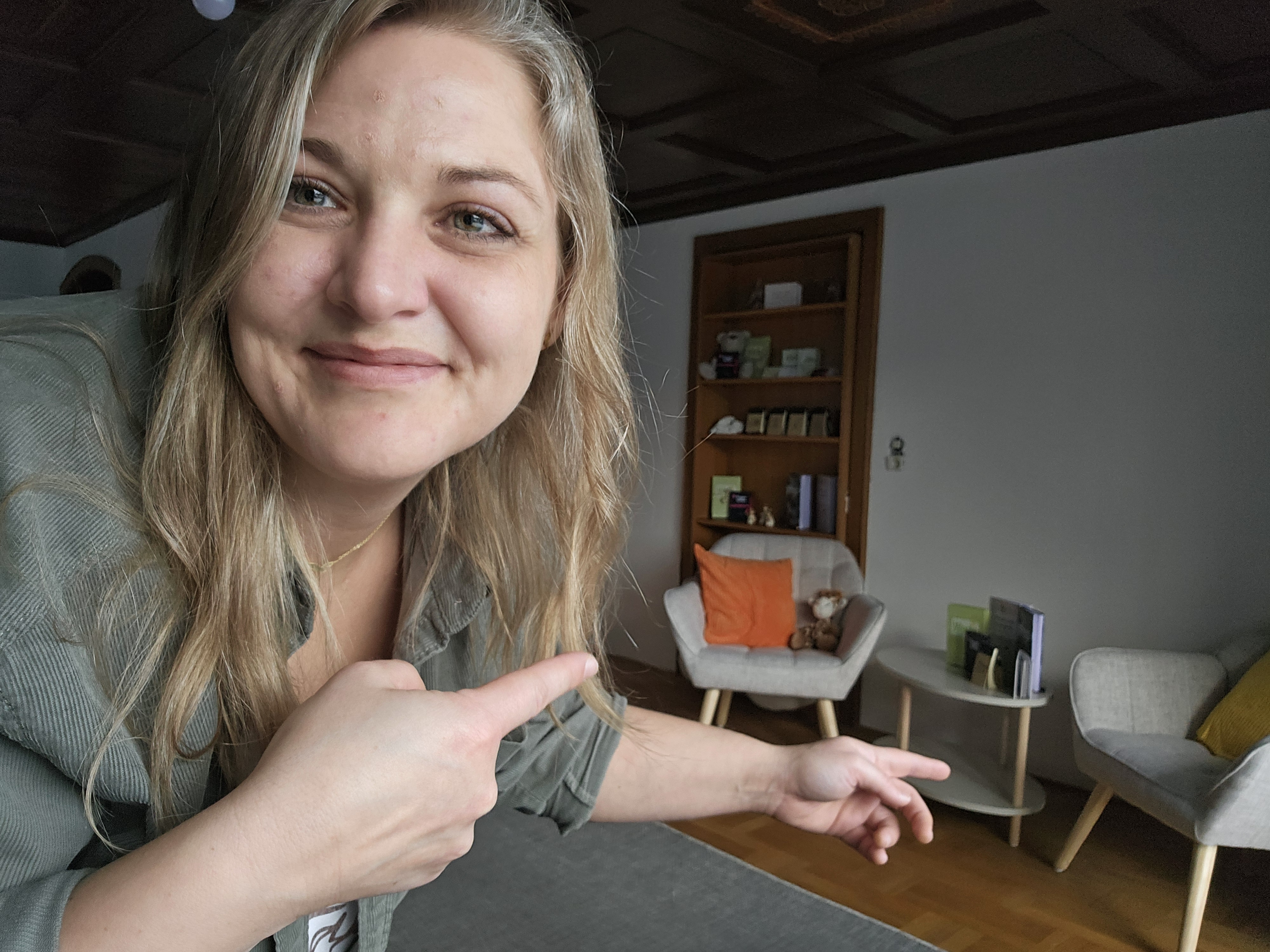 Achtsam - Gedanken schweifen lassen - Nathalie Niederwolfsgruber von hinten - Natur - Wasser - Meditation - Neuseeland