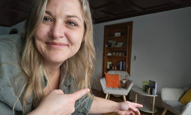 Achtsam - Gedanken schweifen lassen - Nathalie Niederwolfsgruber von hinten - Natur - Wasser - Meditation - Neuseeland Achtsam - Gedanken schweifen lassen - Nathalie Niederwolfsgruber von hinten - Natur - Wasser - Meditation - Neuseeland