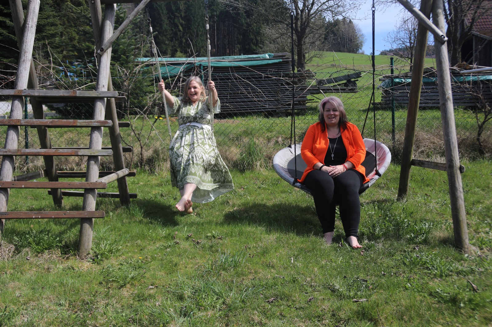 Achtsam - Gedanken schweifen lassen - Nathalie Niederwolfsgruber von hinten - Natur - Wasser - Meditation - Neuseeland