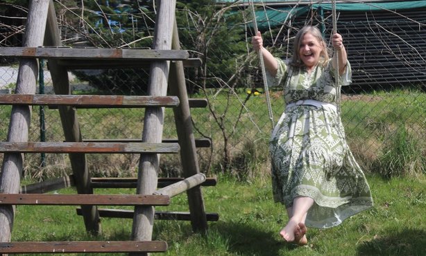 Achtsam - Gedanken schweifen lassen - Nathalie Niederwolfsgruber von hinten - Natur - Wasser - Meditation - Neuseeland Achtsam - Gedanken schweifen lassen - Nathalie Niederwolfsgruber von hinten - Natur - Wasser - Meditation - Neuseeland