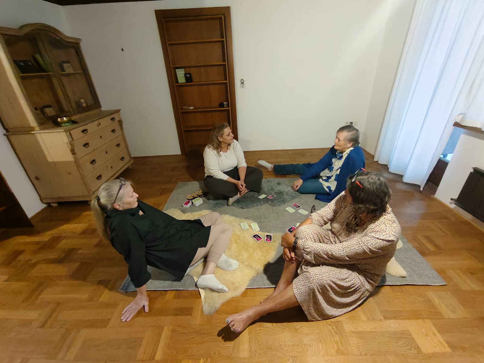 Achtsam - Gedanken schweifen lassen - Nathalie Niederwolfsgruber von hinten - Natur - Wasser - Meditation - Neuseeland