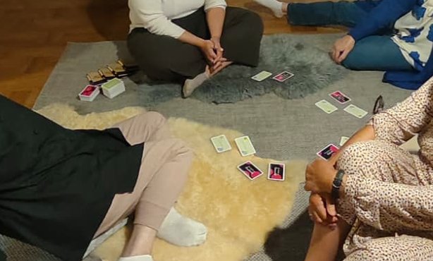 Achtsam - Gedanken schweifen lassen - Nathalie Niederwolfsgruber von hinten - Natur - Wasser - Meditation - Neuseeland Achtsam - Gedanken schweifen lassen - Nathalie Niederwolfsgruber von hinten - Natur - Wasser - Meditation - Neuseeland