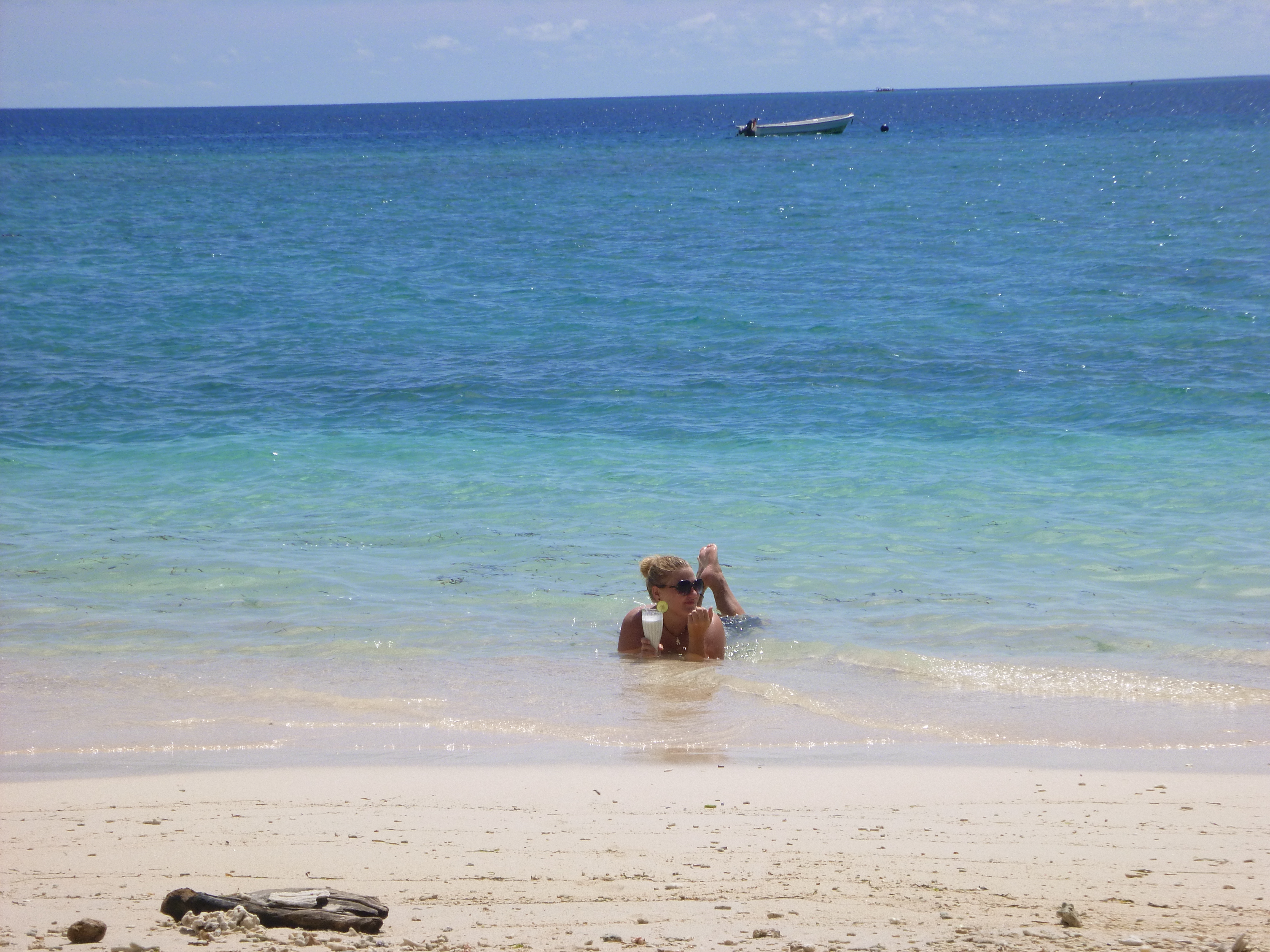 Achtsam - Gedanken schweifen lassen - Nathalie Niederwolfsgruber von hinten - Natur - Wasser - Meditation - Neuseeland