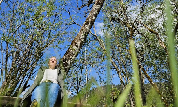 Achtsam - Gedanken schweifen lassen - Nathalie Niederwolfsgruber von hinten - Natur - Wasser - Meditation - Neuseeland Achtsam - Gedanken schweifen lassen - Nathalie Niederwolfsgruber von hinten - Natur - Wasser - Meditation - Neuseeland