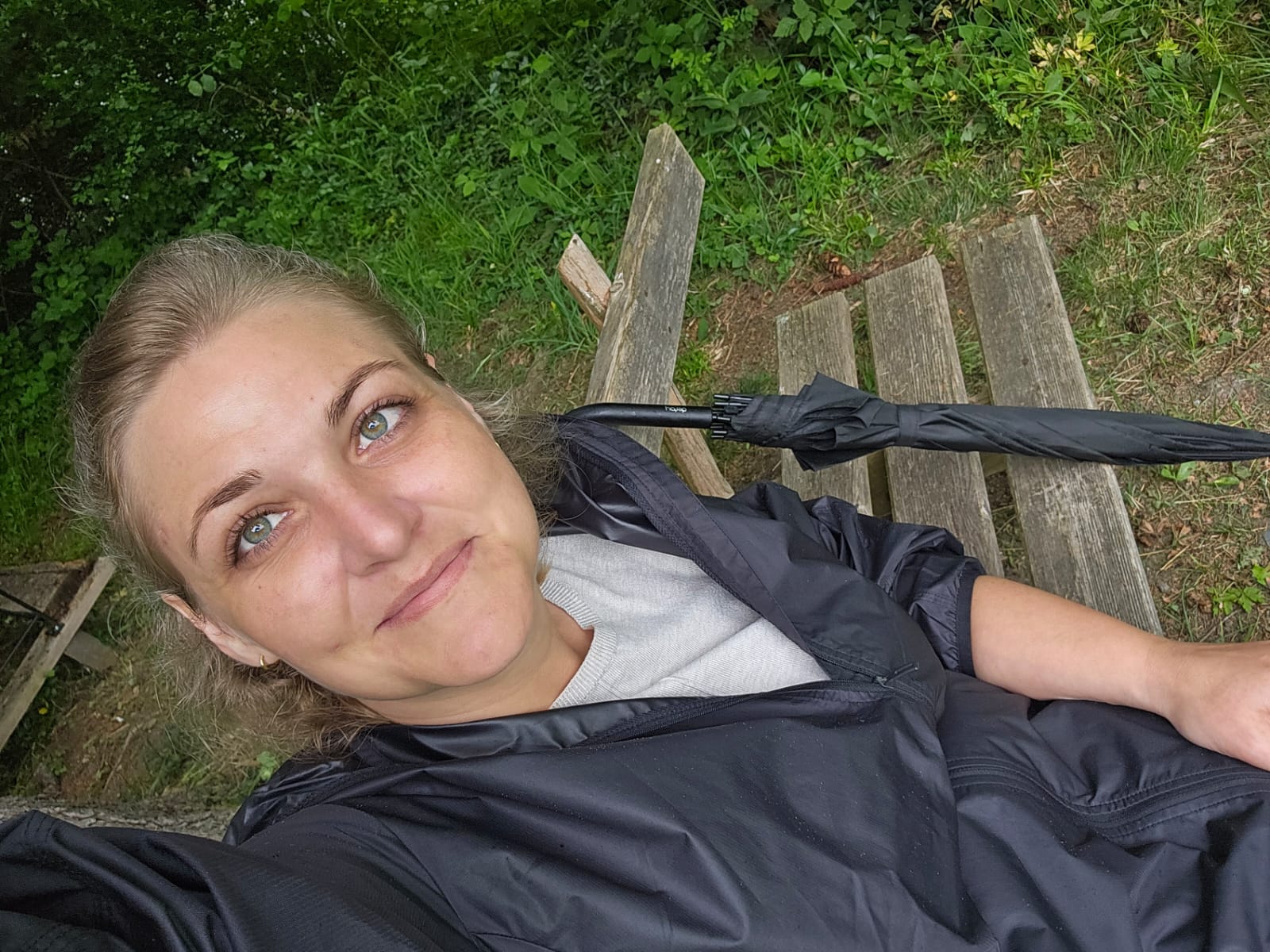 Achtsam - Gedanken schweifen lassen - Nathalie Niederwolfsgruber von hinten - Natur - Wasser - Meditation - Neuseeland