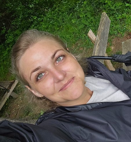 Achtsam - Gedanken schweifen lassen - Nathalie Niederwolfsgruber von hinten - Natur - Wasser - Meditation - Neuseeland Achtsam - Gedanken schweifen lassen - Nathalie Niederwolfsgruber von hinten - Natur - Wasser - Meditation - Neuseeland