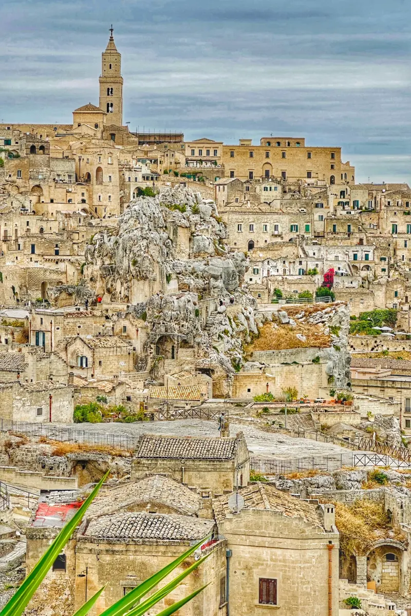Sassi di Matera: Historische Steinhäuser und Felsenkirche der antiken Stadt auf den Klippen Süditaliens.