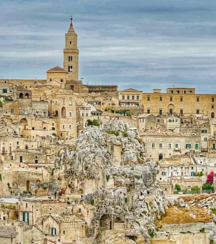 Sassi di Matera: Historische Steinhäuser und Felsenkirche der antiken Stadt auf den Klippen Süditaliens. Sassi di Matera: Historische Steinhäuser und Felsenkirche der antiken Stadt auf den Klippen Süditaliens.