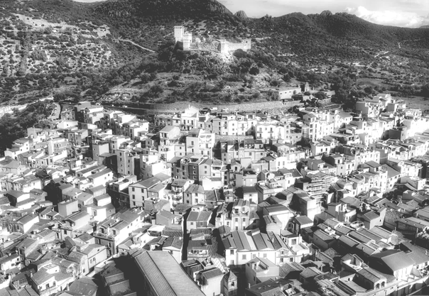 Centravia OG, Centra - Der Fokus, Stadt von oben Bosa auf Sardinien Centravia OG, Centra - Der Fokus, Stadt von oben Bosa auf Sardinien