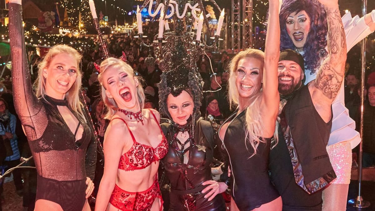 kuenstler-auf-dem-santa-pauli-am-montagabend-wurde-der-weihnachtsmarkt