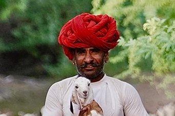 Mann mit rotem Turban und einem Zicklein auf dem Arm Mann mit rotem Turban und einem Zicklein auf dem Arm