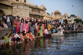 Menschen bei einer Zeremonie am heiligen See von Pushkar Menschen bei einer Zeremonie am heiligen See von Pushkar
