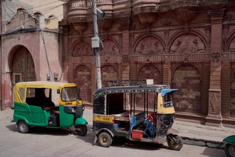 Tuk-Tuks vor einer historischen Fassade in Rajasthan Tuk-Tuks vor einer historischen Fassade in Rajasthan