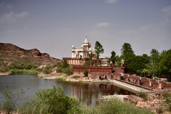 Jaswant-Thada-Gedenkstätte am See in Jodhpur Jaswant-Thada-Gedenkstätte am See in Jodhpur