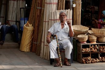 Händler vor einem Geschäft für Bambus und Körbe in Indien Händler vor einem Geschäft für Bambus und Körbe in Indien