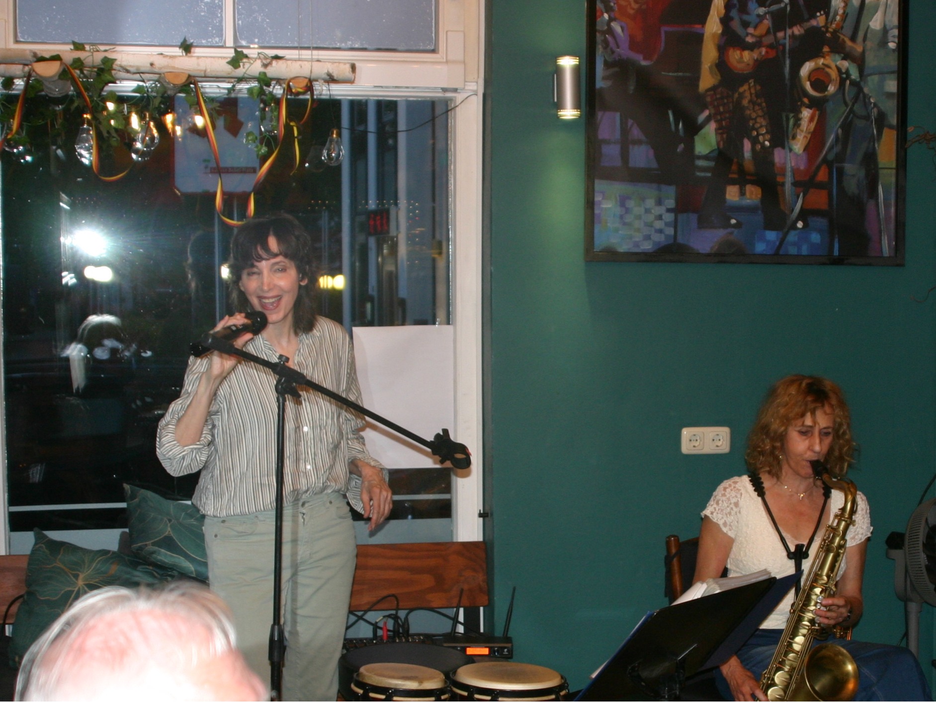 Joyce Mordoh singing at Lisa´s Café