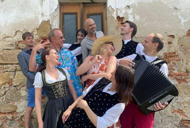 ... STELLT EUCH MAL DA HIN UND LACHT!