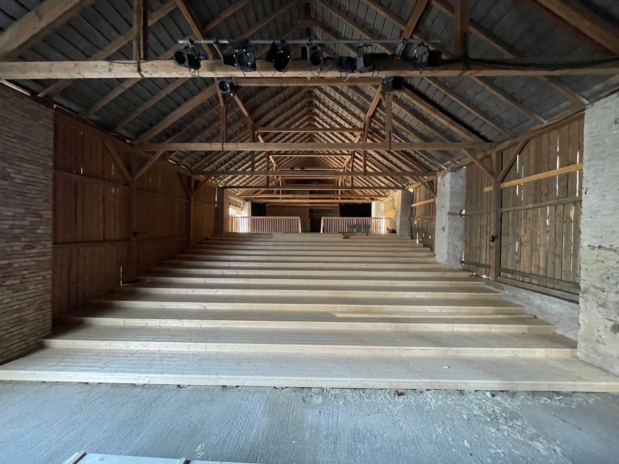 DER ROHBAU DER TRIBÜNE 2023