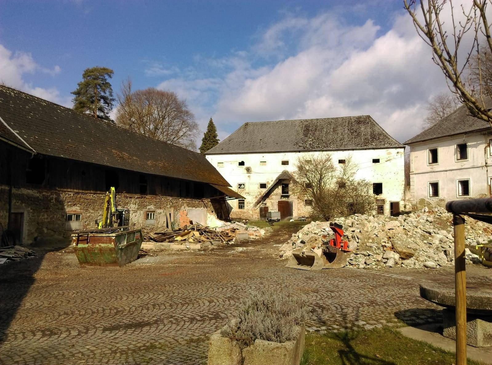 IM HOF AUßERHALB DER SPIELZEIT