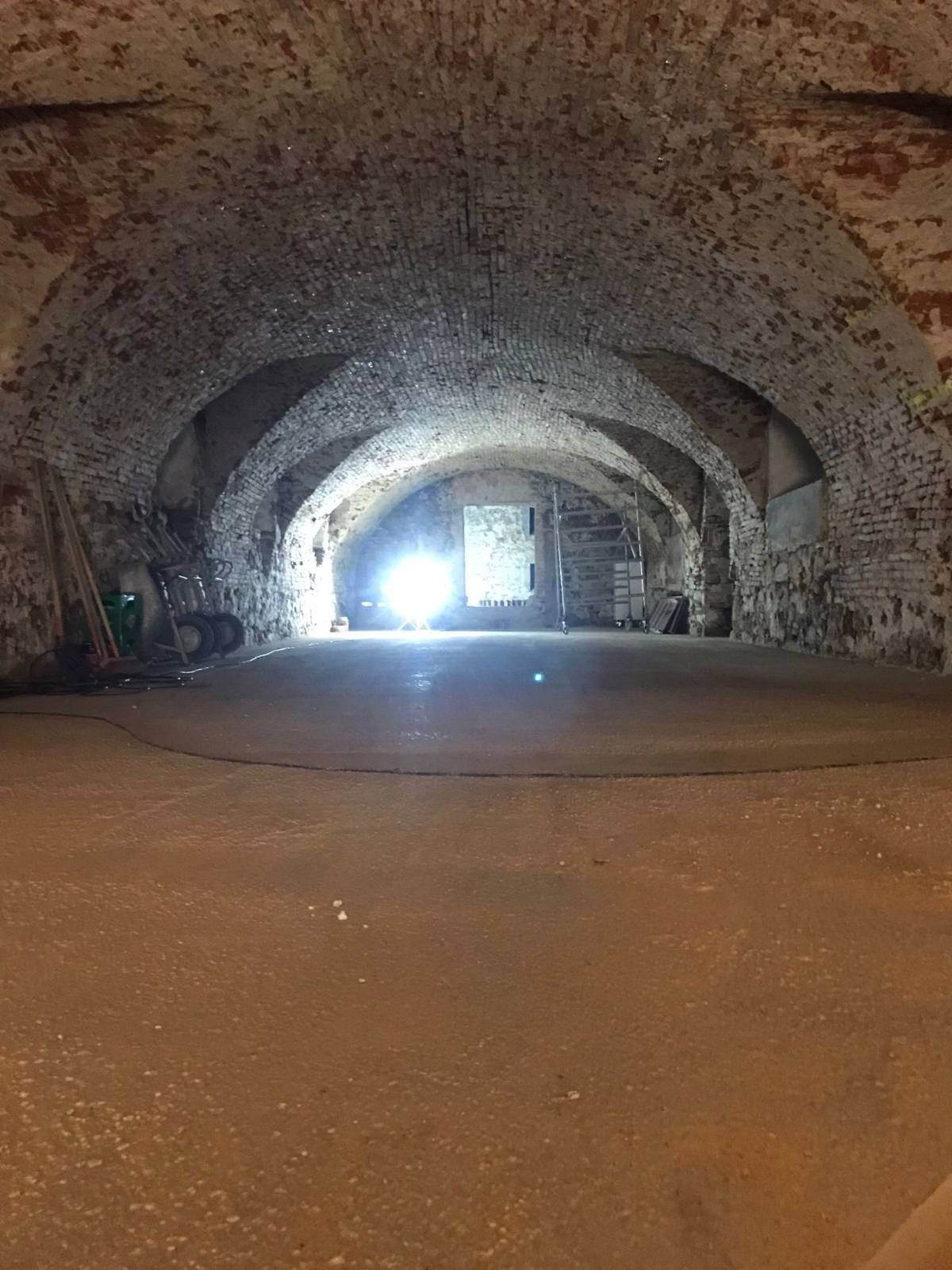 SAUSTALL BODEN GEMACHT...