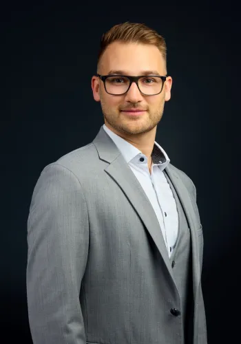 Professionelles Businessporträt eines Unternehmers im grauen Anzug – aufgenommen im LIVI Studio Düsseldorf. Professionelles Businessporträt eines Unternehmers im grauen Anzug – aufgenommen im LIVI Studio Düsseldorf.