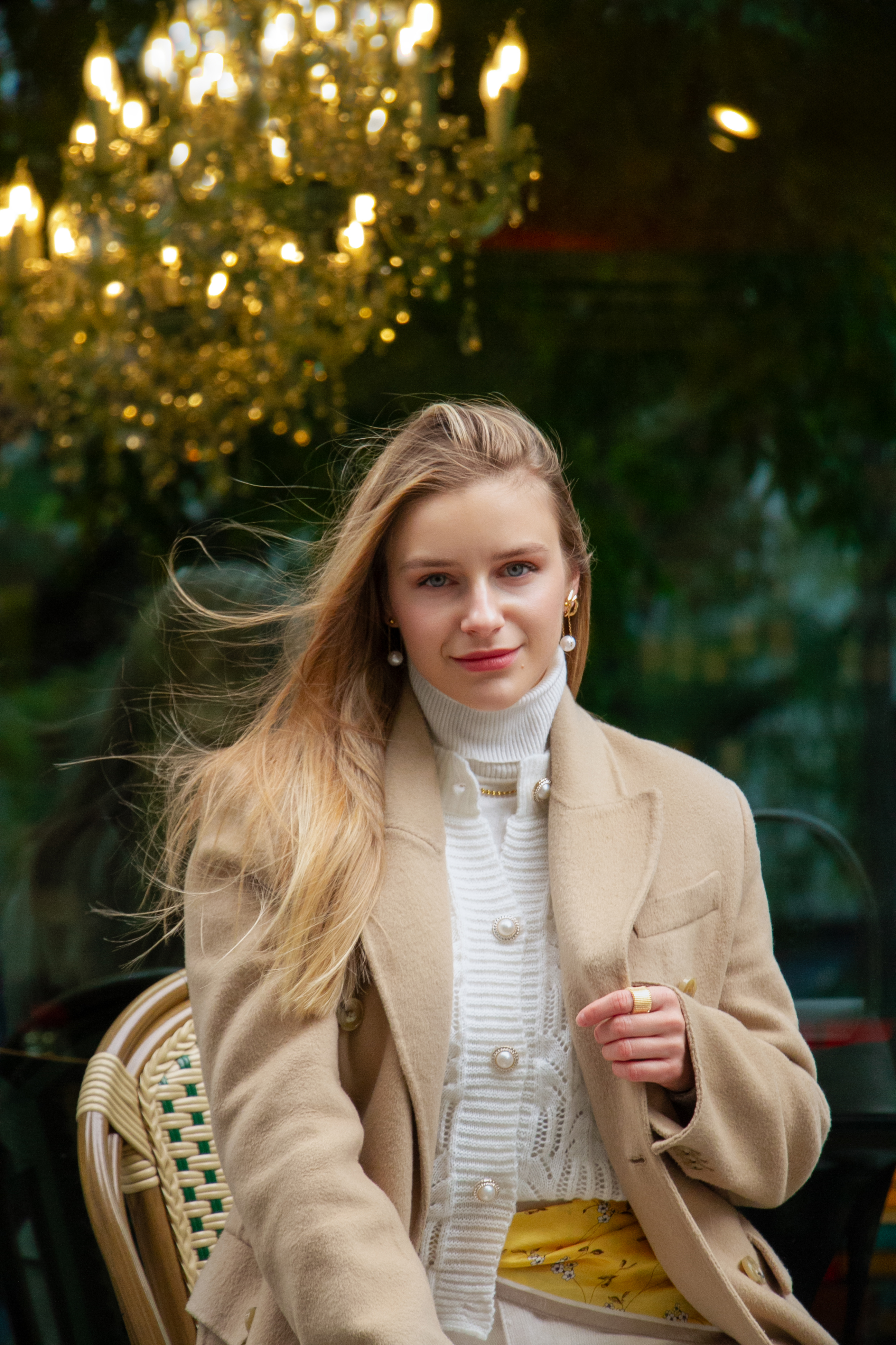 Outdoorfoto Frau beige Mantel
