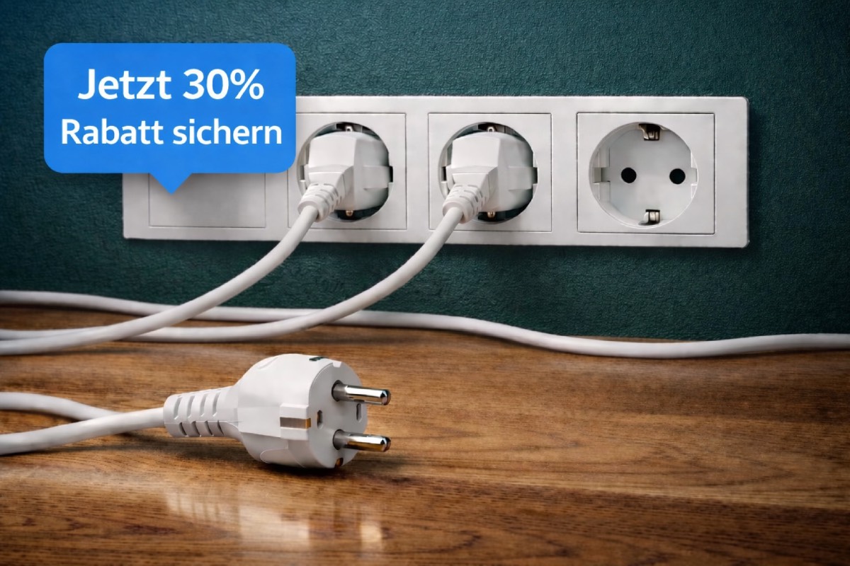 Stromstecker steckt in Betonwand-Steckdose