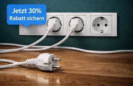 Stromstecker steckt in Betonwand-Steckdose Stromstecker steckt in Betonwand-Steckdose