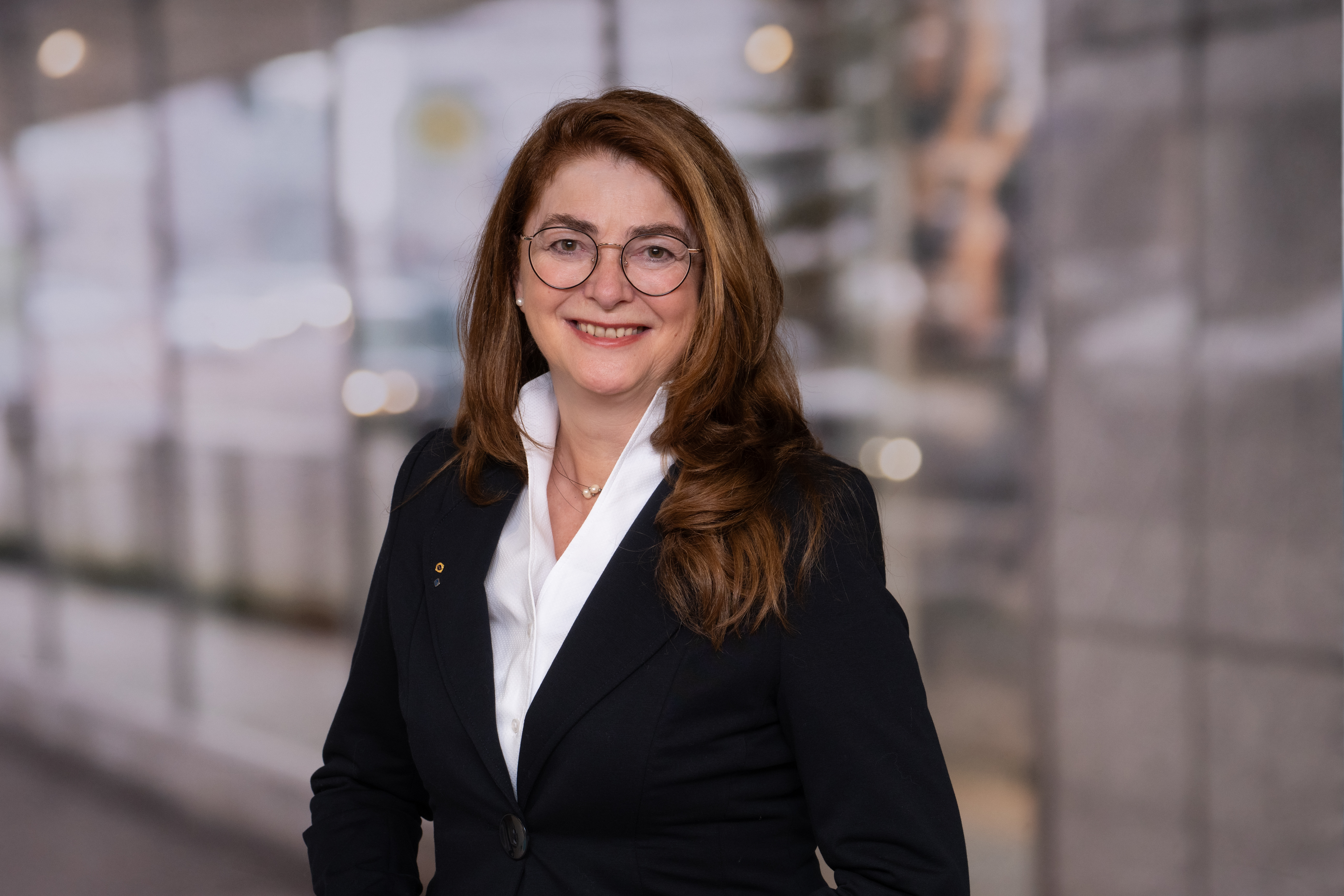 Bernadette Schmidt Mayol Computertrainerin für SEnioren an Ihrem Laptop in angenehmer Atmosphäre