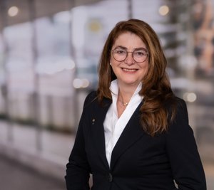 Bernadette Schmidt Mayol Computertrainerin für SEnioren an Ihrem Laptop in angenehmer Atmosphäre Bernadette Schmidt Mayol Computertrainerin für SEnioren an Ihrem Laptop in angenehmer Atmosphäre