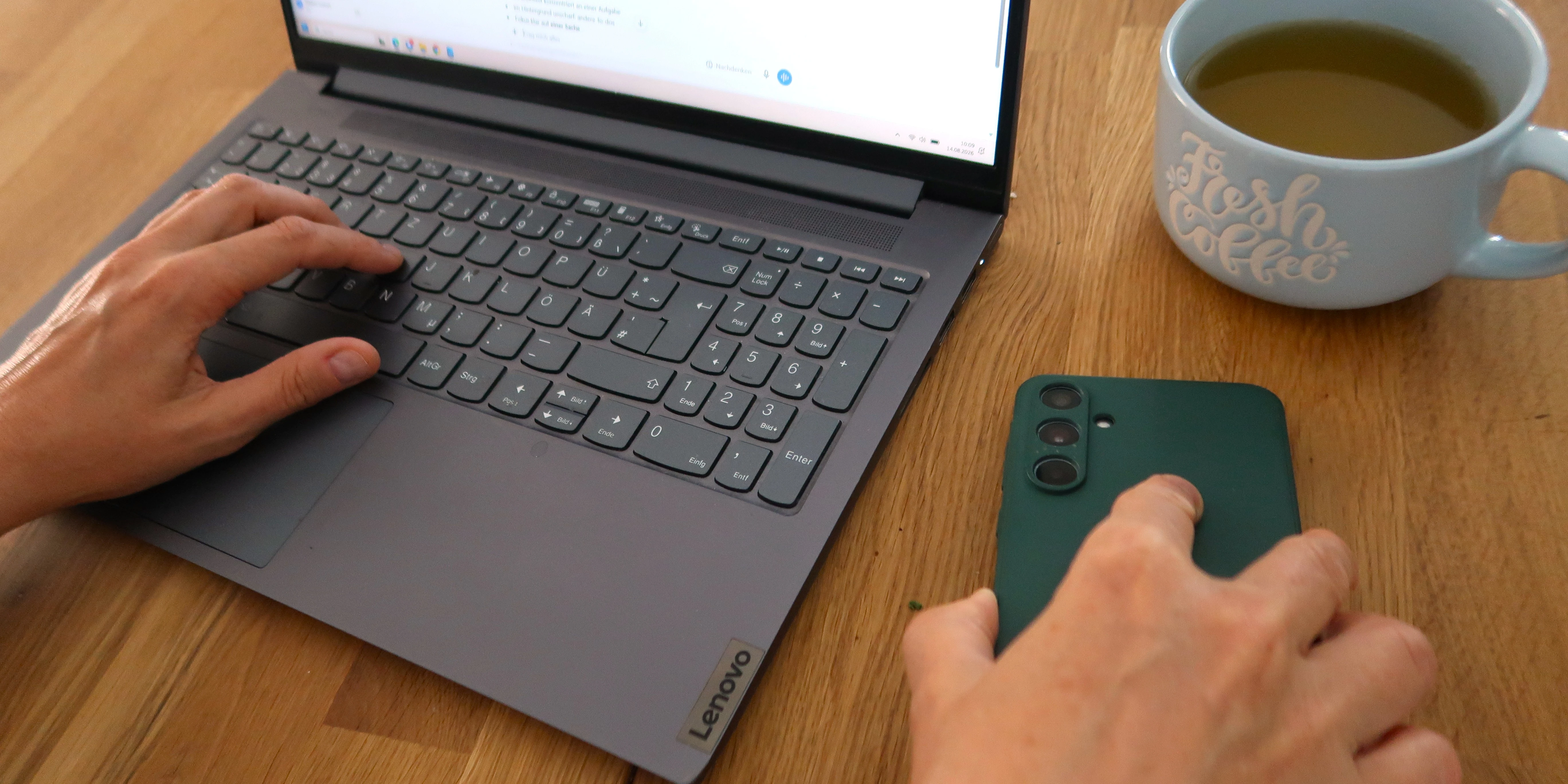 Laptop mit Hand darauf