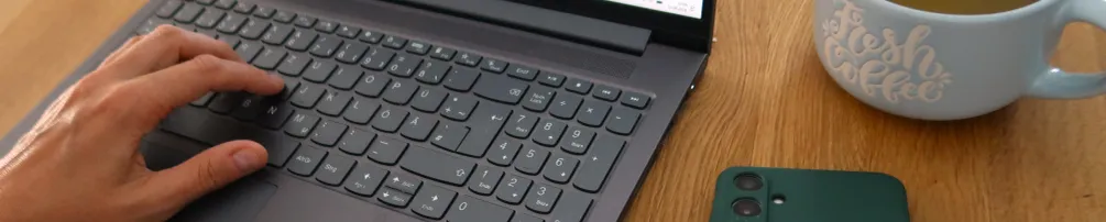 Laptop mit Hand darauf Laptop mit Hand darauf