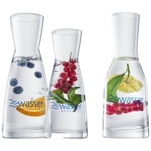 Wellwasser Karaffen, gefüllt mit Beerenfrüchten und Orangen Wellwasser Karaffen, gefüllt mit Beerenfrüchten und Orangen