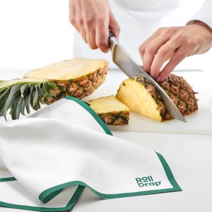 wellwasser® und Roll Drap® Tücher, Koch schneidet Ananas wellwasser® und Roll Drap® Tücher, Koch schneidet Ananas