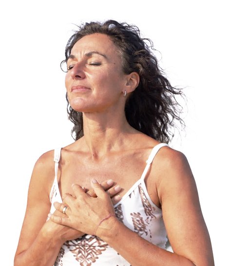 lächelnde Frau mit Händen auf ihrem Herzraum lächelnde Frau mit Händen auf ihrem Herzraum