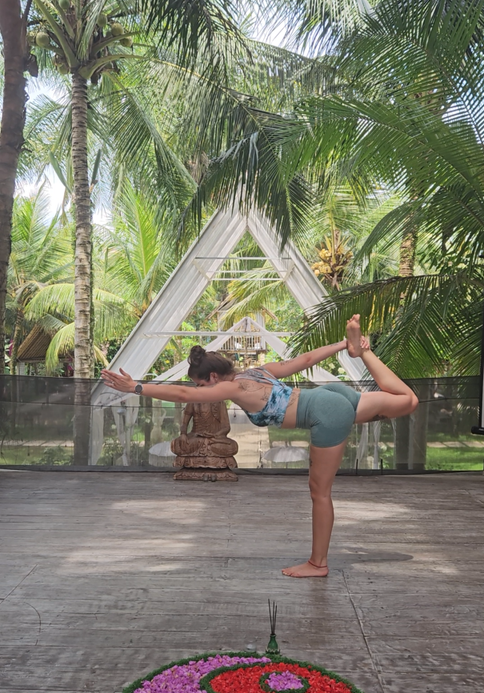 Claudia Bierbrauer Diaz hält ihr Yogalehrer-Zertifikat von House of Om hoch. Claudia Bierbrauer Diaz hält ihr Yogalehrer-Zertifikat von House of Om hoch.