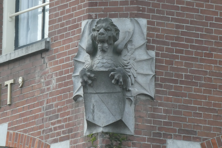 Gevleugelde leeuw op voormalige winkelgalerij (1895)