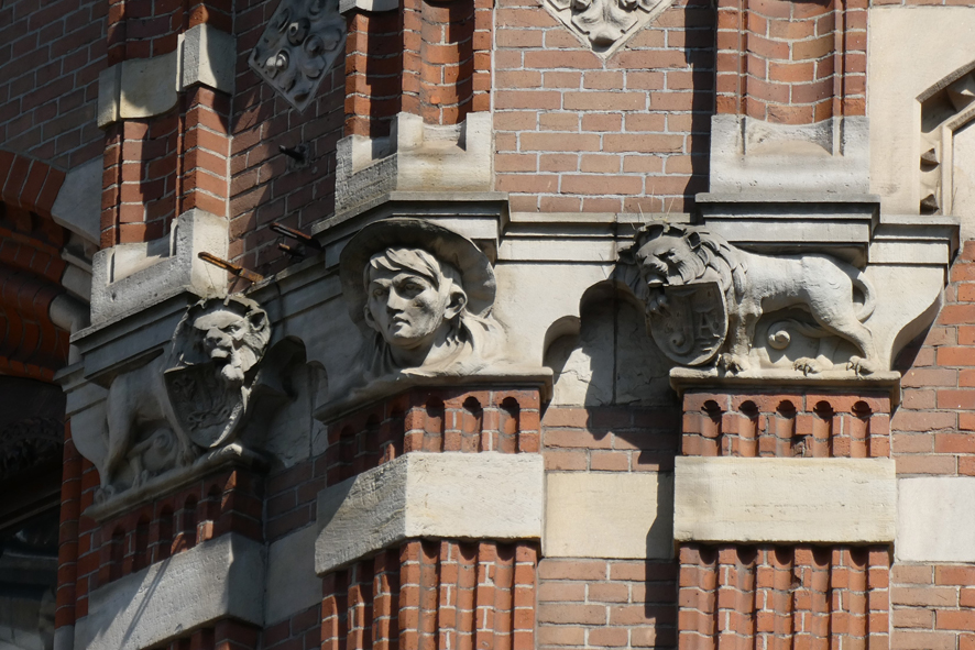 Leeuwen op voormalig Hoofdpostkantoor (1899)