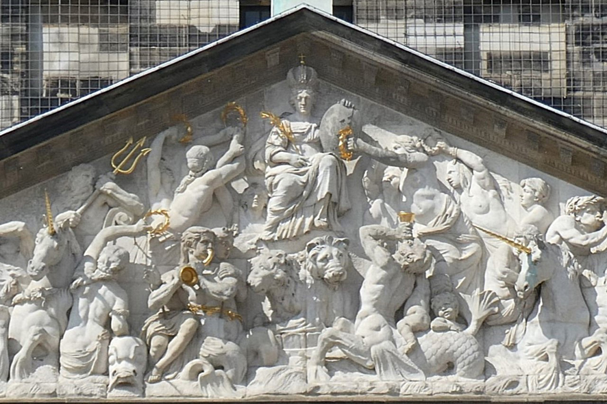 Leeuwen en stedemaagd in timpaan voorzijde Koninklijk Paleis (1665)