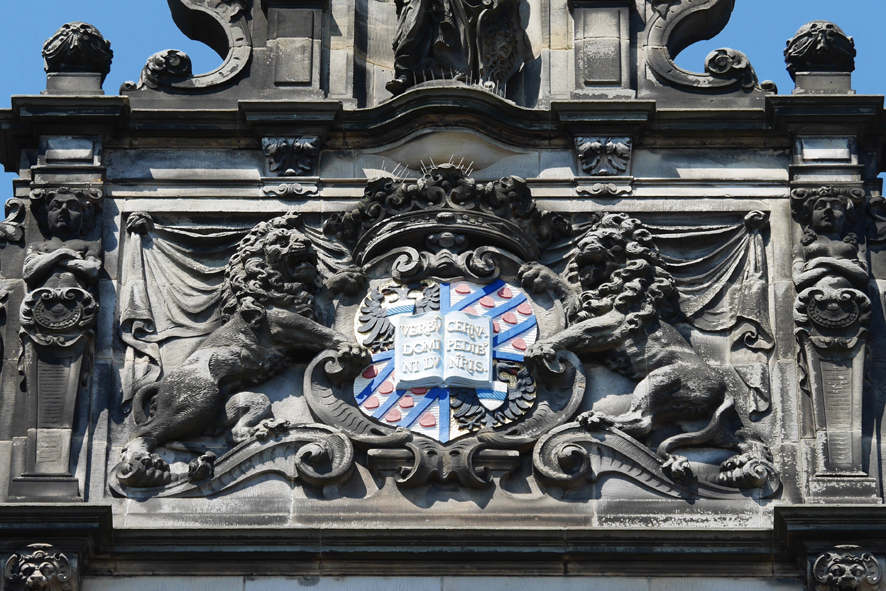 Leeuwen met wapen universiteit Groningen op Academiegebouw (1909)